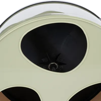 Vedere detaliată a unei piese interioare din plastic negru cu elemente în formă de stea, înconjurată de o ramă crem.