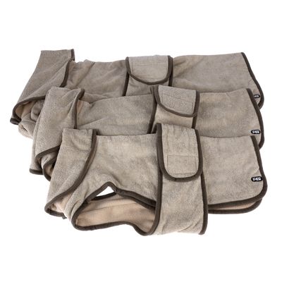 Béžové psí pláštěnky z froté s hnědými okraji a suchými zipy, viditelné v různých velikostech.