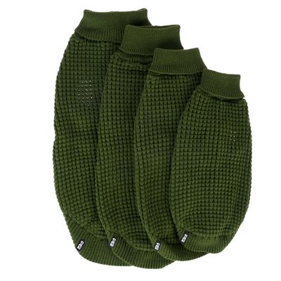 Fyra gröna stickade hundtröjor i olika storlekar, med elastiska muddar och synlig FuzzYard-logotyp.