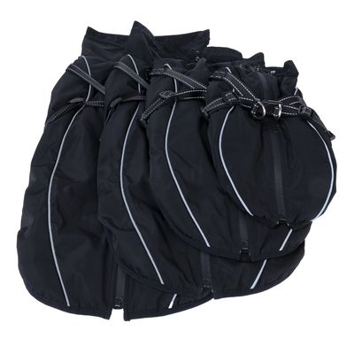 Černé psí kabáty v různých velikostech s reflexními proužky a nastavitelnými popruhy.