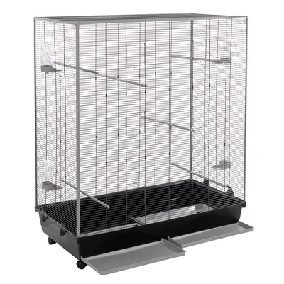Grande cage rectangulaire en métal avec plusieurs étagères, deux tiroirs coulissants à la base et abreuvoirs transparents fixés sur les côtés. Bac inférieur en plastique noir sur roulettes.