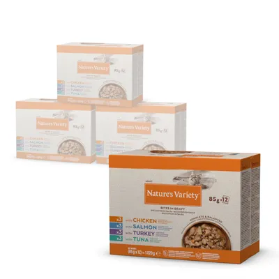 Nature's Variety Bites in Gravy, 12×85 g. Mix: 3× s kuřecím, 3× s lososem, 3× s krůtím, 3× s tuňákem. Kompletní a vyvážené krmivo pro dospělé kočky.