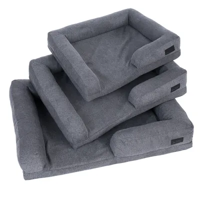 Trois paniers rectangulaires gris en tissu, de tailles différentes, empilés les uns sur les autres. Étiquette noire visible sur chaque panier. Trois paniers rectangulaires gris en tissu, de tailles différentes, empilés les uns sur les autres. Étiquette noire visible sur chaque panier.