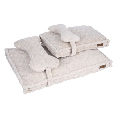 Twee beige hondendekens van zacht materiaal, elk met een botvormig kussen en een lus om samen te binden. Merketiket zichtbaar op beide dekens.