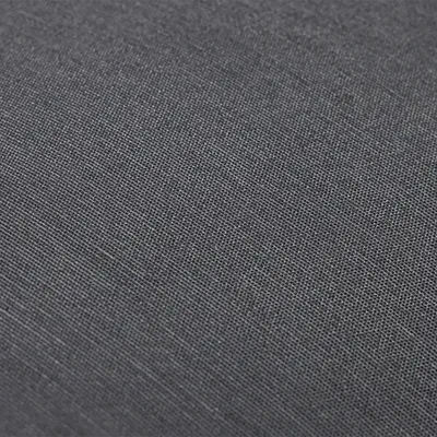 Gros plan sur un tissu gris, texture tissée visible. Matériau : tissu.