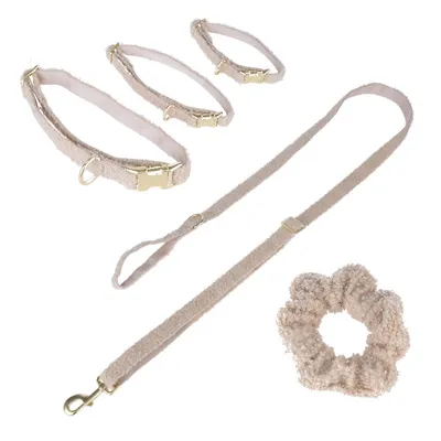 Bézs kutyanyakörv szett három méretben, hozzáillő pórázzal és scrunchie-val. Nyakörvek aranyszínű csattal és D-gyűrűvel. Bézs kutyanyakörv szett három méretben, hozzáillő pórázzal és scrunchie-val. Nyakörvek aranyszínű csattal és D-gyűrűvel.
