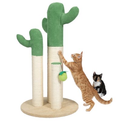 Arbre à chat en forme de cactus avec trois poteaux recouverts de corde et tissu vert, jouet suspendu, un chat roux grimpe dessus, un chat noir et blanc assis à côté.