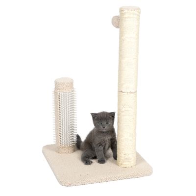 Arbre à chat beige avec poteau en sisal, brosse verticale blanche et base carrée, chaton gris assis sur la plateforme. Matériaux visibles : sisal, plastique, tissu.