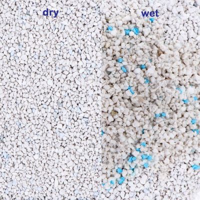 Сравнение наполнителя для кошачьего туалета: слева сухой (dry), справа влажный (wet) с видимыми синими гранулами. Подписи на английском языке.