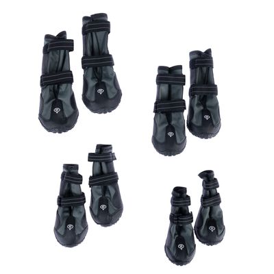 Cztery czarne buty dla psa z antypoślizgową podeszwą i regulowanymi zapięciami na rzepy, odpowiednie do ochrony i komfortu.