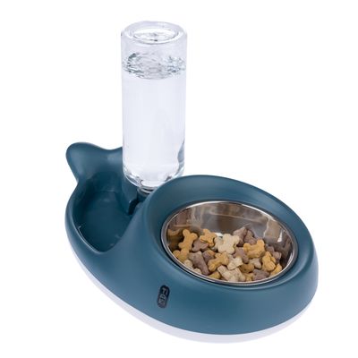 Futterstation mit blauem Kunststoffgehäuse, Edelstahl-Napf gefüllt mit Hundeknochen-Leckerlis und integriertem Wasserspender mit transparenter Flasche.