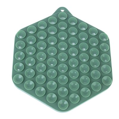 Grüne sechseckige Silikonmatte mit erhöhten runden Noppen, geeignet für Futterverteilung oder Beschäftigung.