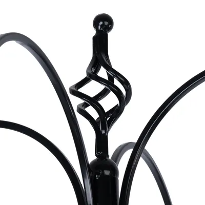 Detailaufnahme eines schwarzen Metallornaments mit geschwungenem Design, geeignet für dekorative Zwecke.