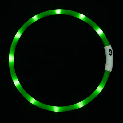 Grüner LED-Leuchtring mit weissem Verschluss und Trixie-Logo, sichtbar leuchtend im Dunkeln.