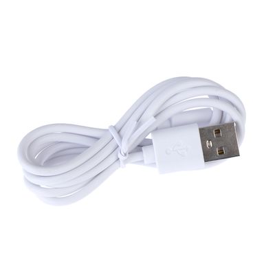 Cavo USB bianco con connettore standard, adatto per trasferimento dati e ricarica.