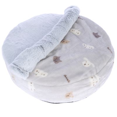 Coussin rond en tissu peluche gris clair avec motifs de têtes de chats et chiens beige et marron, rebord surélevé en fausse fourrure grise.