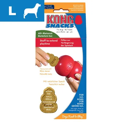 KONG Snacks för hund, bacon & ostsmak, visas i förpackning med hand som stoppar snacks i röd KONG-leksak. Text: All-Natural, Stuff to extend playtime, för M/L KONG, nettovikt 300 g.