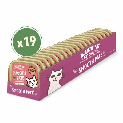 Lily's Kitchen Smooth Paté for Kittens Chicken, voordeelverpakking met 19 bakjes à 85 g. Verpakking toont merknaam, productnaam en afbeelding van een kat.
