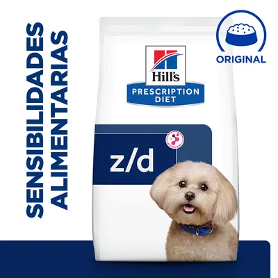 Hill's Prescription Diet z/d, texto 'Sensibilidades alimentarias' y 'Original', envase de pienso para mascotas visible junto a un perro pequeño. Hill's Prescription Diet z/d, texto 'Sensibilidades alimentarias' y 'Original', envase de pienso para mascotas visible junto a un perro pequeño.