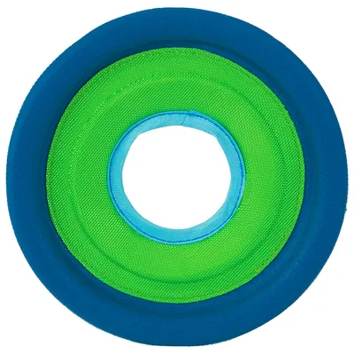 Rond speelgoed van groene en blauwe stof met een gat in het midden, geschikt voor gooi- en vangspellen.