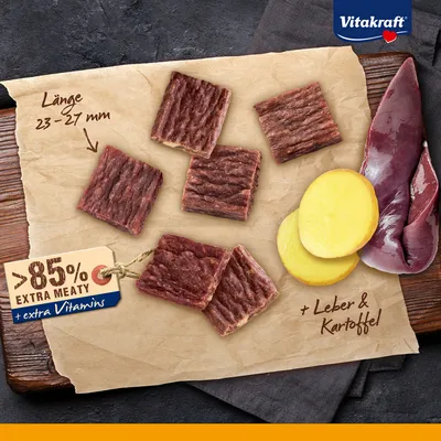 Vitakraft. Кусочки мяса длиной 23–27 мм, более 85% особо мясные с добавленными витаминами, ингредиенты: печень и картофель.