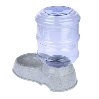 Distributore d'acqua trasparente con base in plastica grigia e ciotola integrata, adatto per l'erogazione automatica dell'acqua.