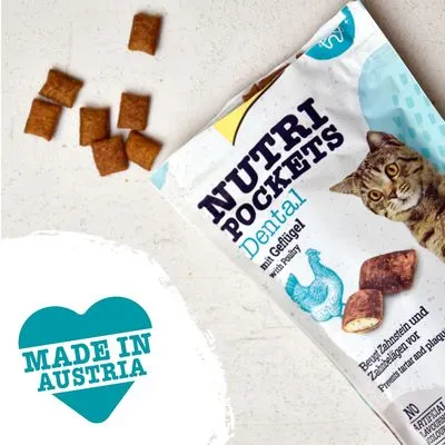 Nutri Pockets Dental met gevogelte, verpakking met kat en snacks zichtbaar. Tekst: Made in Austria. Beugt tandsteen und Zahnbelag vor. No artificial preservatives.