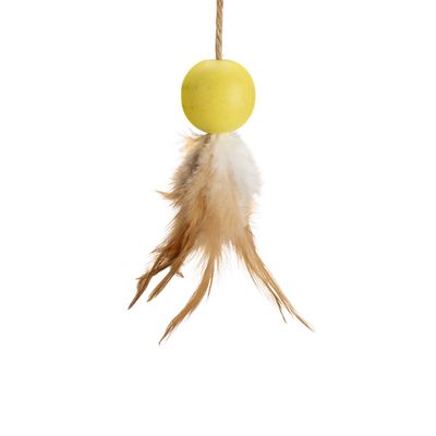Игрушка с жёлтым шариком и коричневыми и белыми перьями, прикреплённая на шнуре.