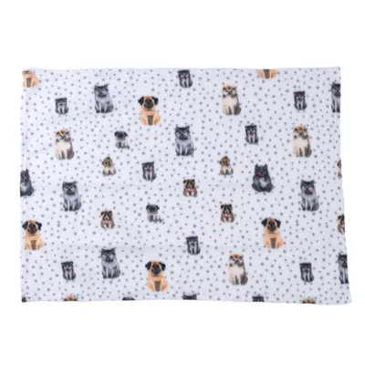 Couverture en tissu blanc à motifs de chiens de différentes races et points gris, aucun texte ou marque visible. Couverture en tissu blanc à motifs de chiens de différentes races et points gris, aucun texte ou marque visible.