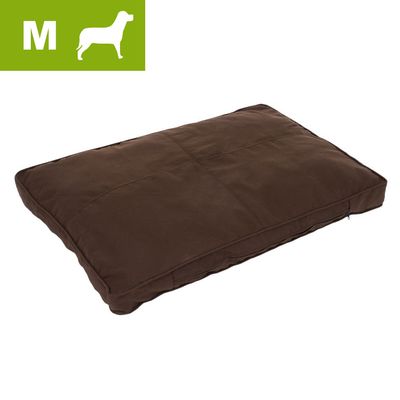 Brun rektangulär hundbädd i tyg, storlek M visas med siluett av hund och bokstaven M i grön ruta uppe till vänster.