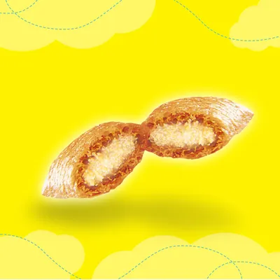 Nahaufnahme eines gefüllten Snacks mit knuspriger Außenhülle und cremiger Füllung, vor gelbem Hintergrund.