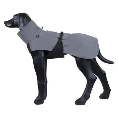 Manteau imperméable gris pour chien présenté sur un mannequin, fermeture à clip noire visible sous le ventre, matière synthétique, col montant.