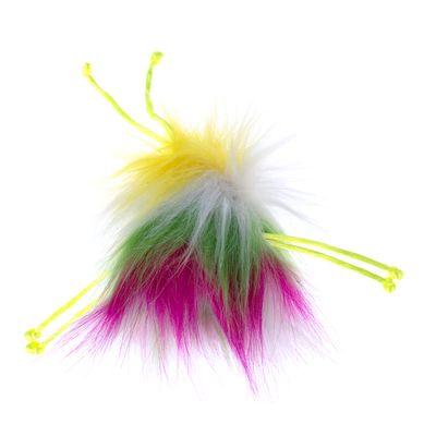 Zabawka z kolorowym sztucznym futerkiem w żółtym, białym, zielonym i różowym kolorze oraz żółtymi sznurkami.