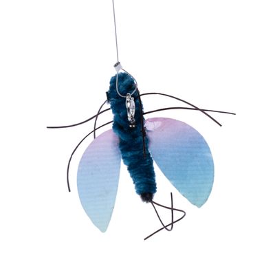 Juguete con forma de insecto, cuerpo azul, alas transparentes y hilos negros. Con clip metálico para fijación.