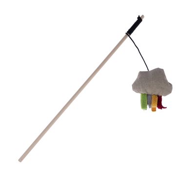 Hrací udice s dřevěnou tyčkou, látkovým obláčkem a barevnými látkovými stužkami.