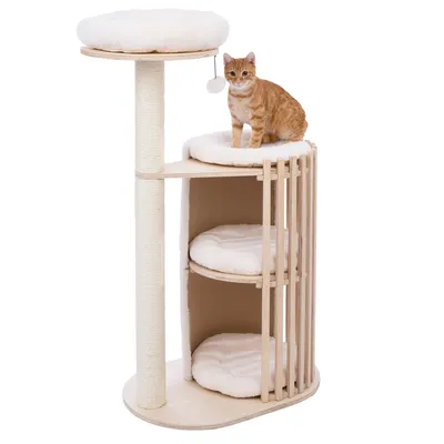 Arbre à chat en bois clair avec trois couchages ronds rembourrés blancs, poteau à griffer recouvert de corde et balle suspendue, chat roux assis sur la plateforme du milieu.
