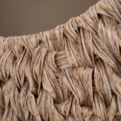 Detailopname van gevlochten mandmateriaal van natuurlijk gekleurde bast.