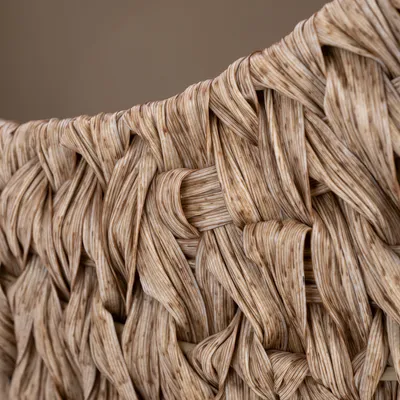 Detailopname van gevlochten mandmateriaal van natuurlijk gekleurde bast.