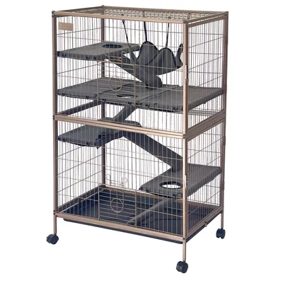 Grande cage à rongeurs en métal sur roulettes, trois étages avec plateformes, rampes et hamac suspendu visibles, portes avant grillagées.