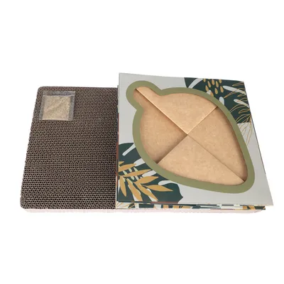 Tiragraffi in cartone ondulato con design tropicale e sacchetto di erba gatta incluso.