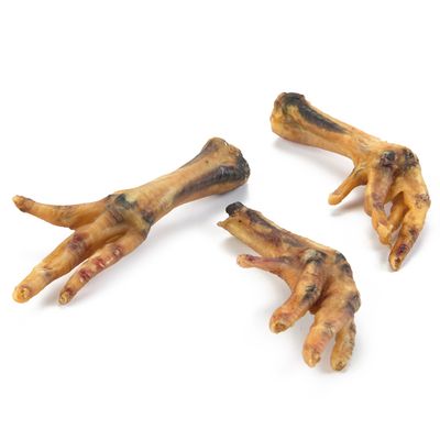 Torkade kycklingfötter som naturligt tuggben, tre stycken synliga.