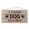 TIAKI Plaque de porte "A Spoiled Dog Lives Here" (un chien gâté vit ici) – 1 pièce