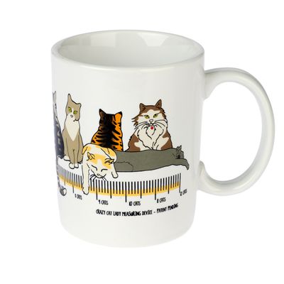 Fehér bögre macskaillusztrációkkal és 1-től 12-ig terjedő macskaskálával. Felirat: 'Crazy Cat Lady Measuring Device - Patent Pending'.