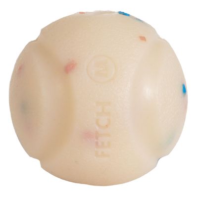 Balle en plastique beige avec inscription visible « FETCH » et petites taches colorées bleues, rouges et vertes.