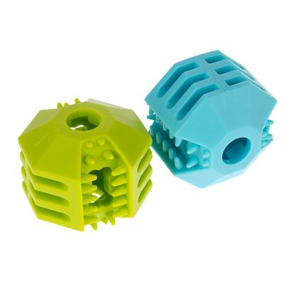 Due giocattoli in plastica, verde e blu, con superfici strutturate e aperture per gioco interattivo.