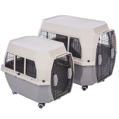 Twee transportboxen van kunststof met traliedeuren en zijventilatie, een kleinere en een grotere box, beide met wielen.