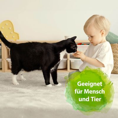 Schwarze Katze und Kind interagieren. Text auf grünem Hintergrund: Geeignet für Mensch und Tier.