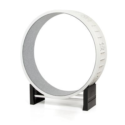 Roda de exercício circular para gatos, estrutura em plástico branco com superfície interna cinzenta e base preta. Sem marcas ou texto visíveis.