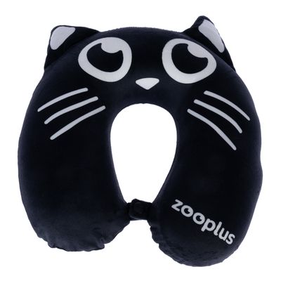 Fekete, macska alakú nyakpárna fehér szemekkel, bajuszszálakkal és fülekkel. Zooplus logó jobb alsó sarokban látható.