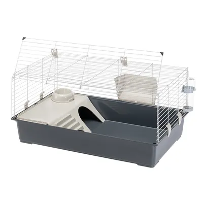 Cage pour rongeur en plastique et métal avec étage, gamelle intégrée, abri, échelle, mangeoire et biberon fixés sur le côté. Toit grillagé ouvrable.